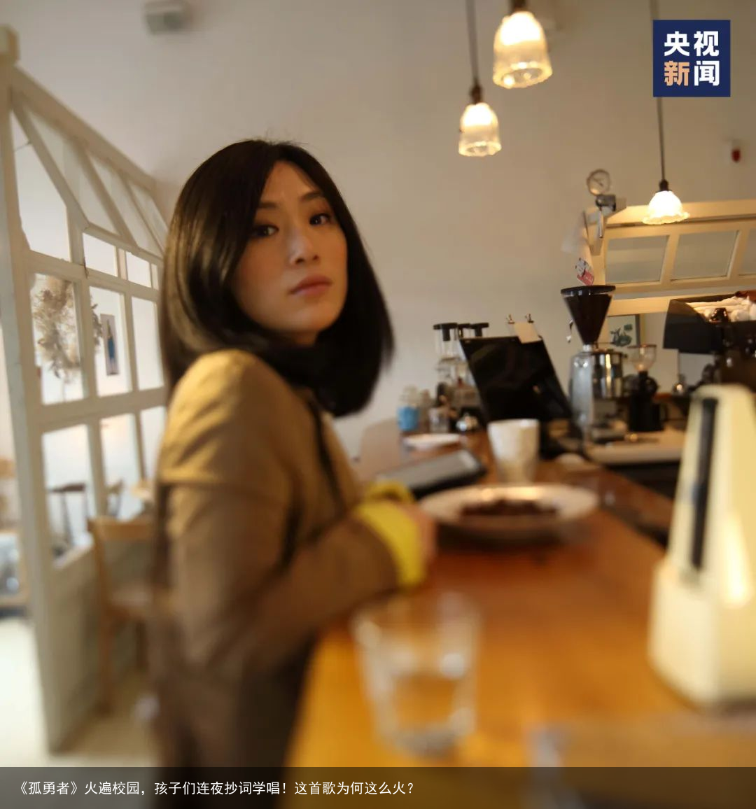 《孤勇者》火遍校园，孩子们连夜抄词学唱！这首歌为何这么火？